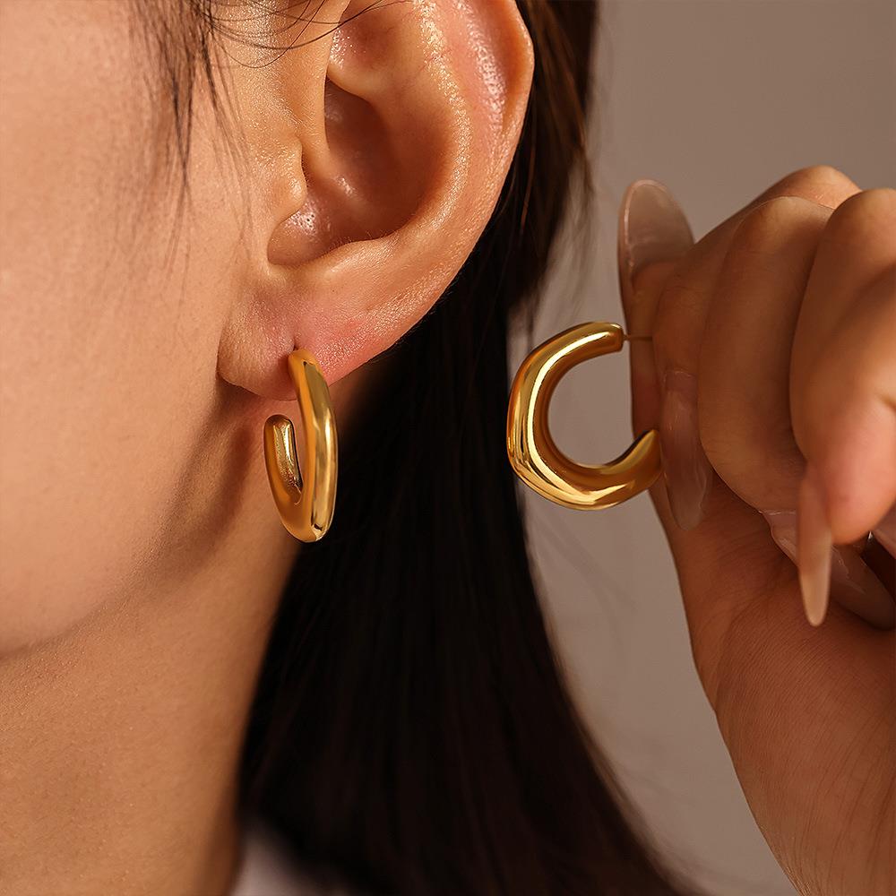 Misshape Flat C-shaped Curve Earring in 18kt Gold Plate