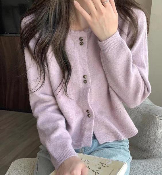 Twin Rose Button Through Scallop Edge Cardigan in Lilac