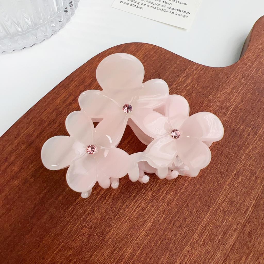 Triple Flower Claw Clip in Light Pink