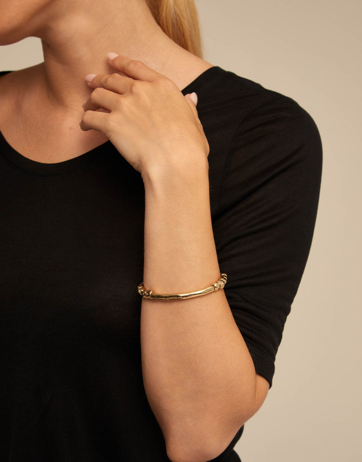UNOde50 Gold Beaded Stretch Bracelet with Tubular Piece – PUL1208
