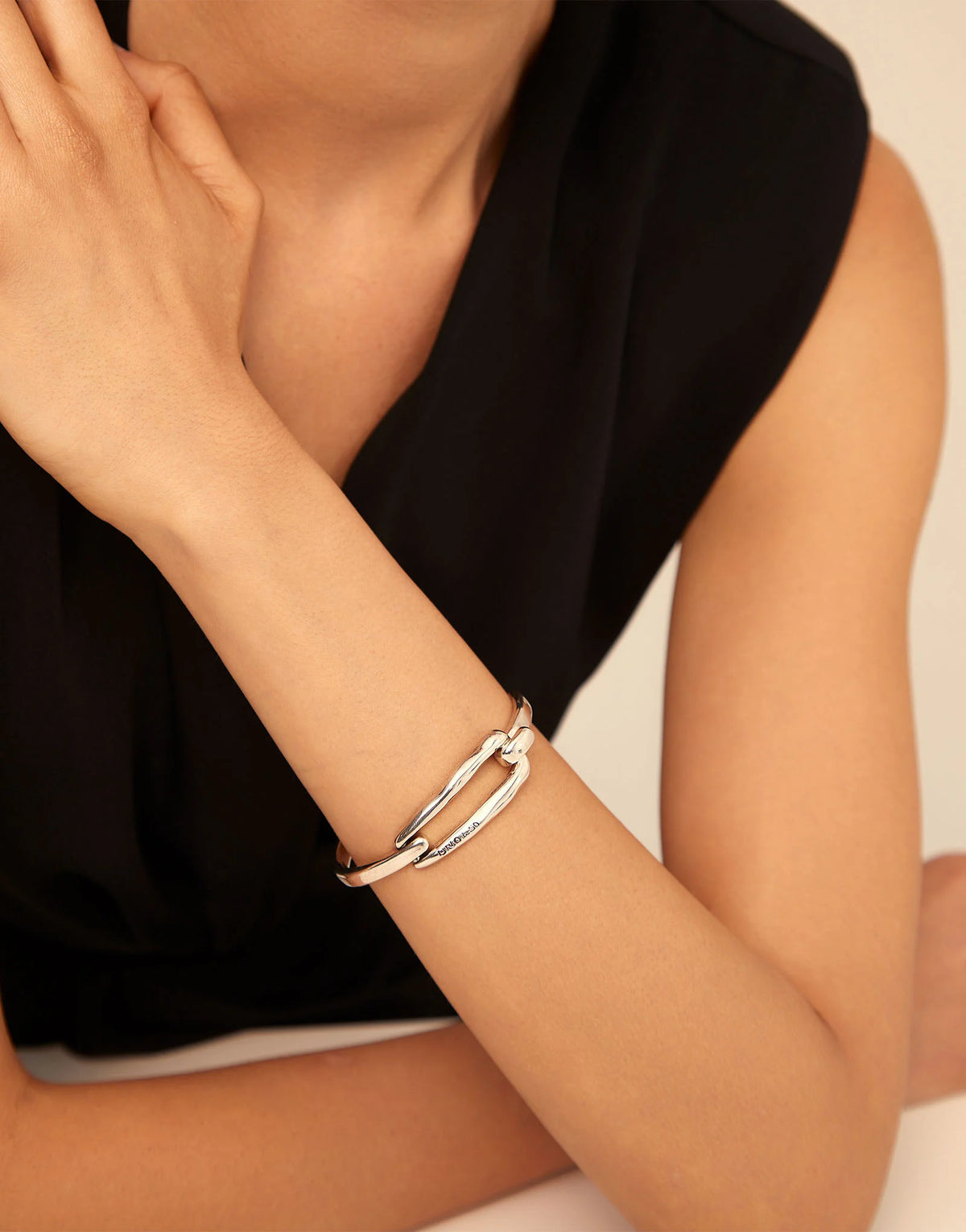 UNOde50 Silver Bangle Bracelet with Buckle – PUL1721