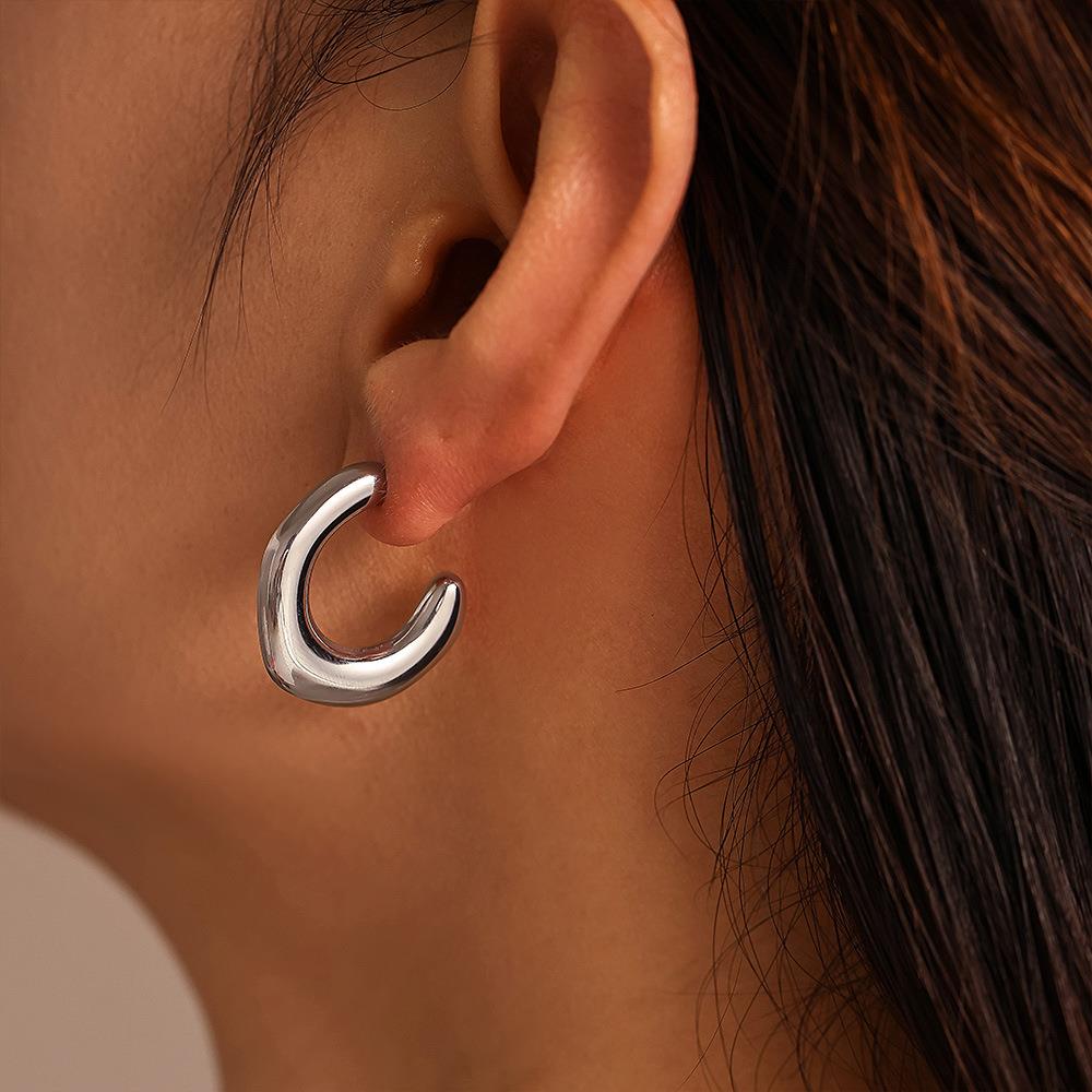 Misshape Flat C-shaped Curve Earring in Silver
