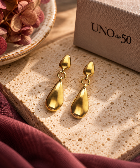 UNOde50 Axis Teardrop Drop Earrings – Gold | PEN1082
