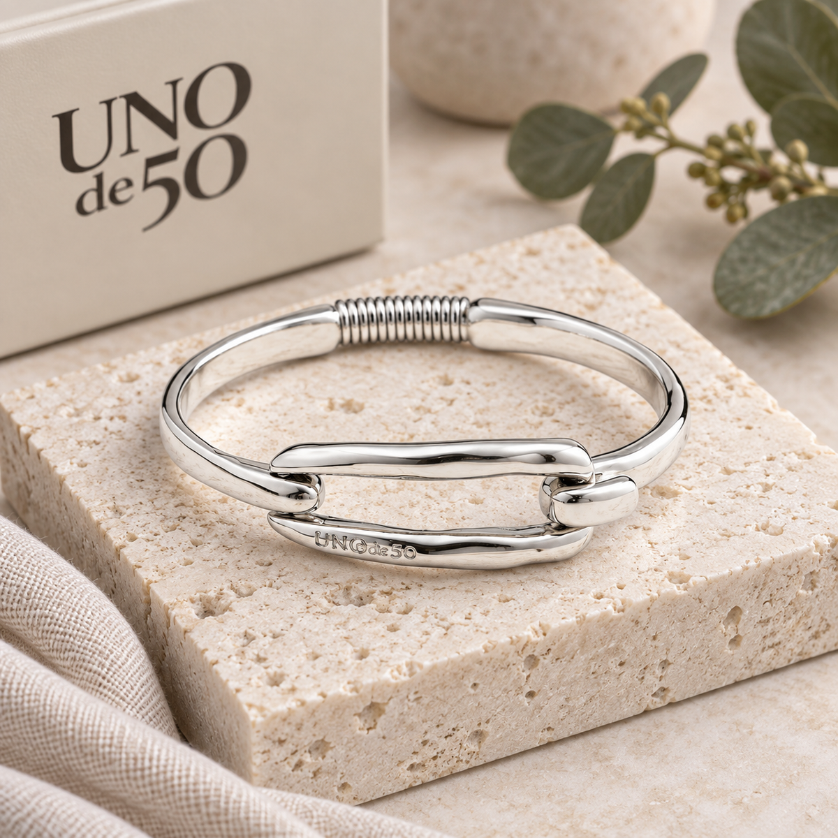 UNOde50 Silver Bangle Bracelet with Buckle – PUL1721