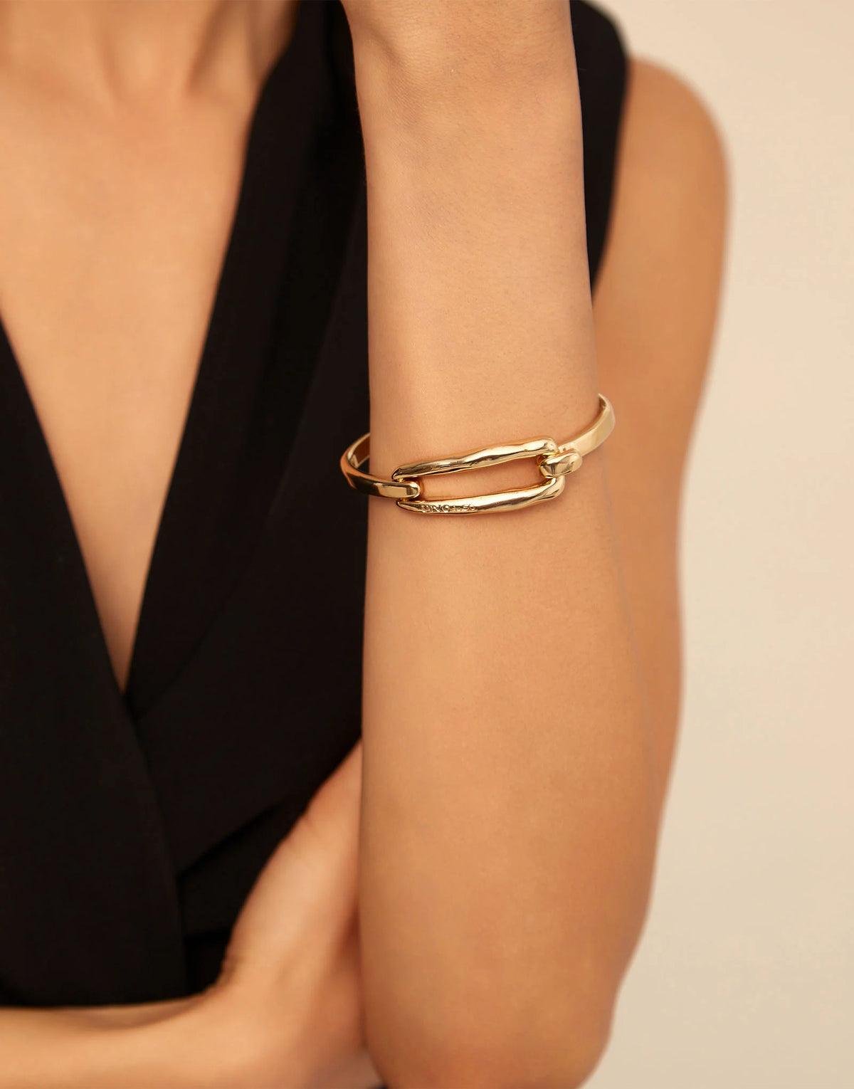 UNOde50 Gold Bangle Bracelet with Link Clasp | PUL1721