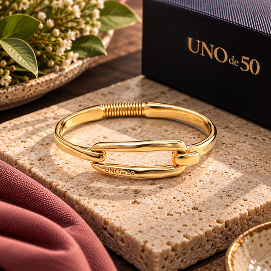 UNOde50 Gold Bangle Bracelet with Link Clasp | PUL1721