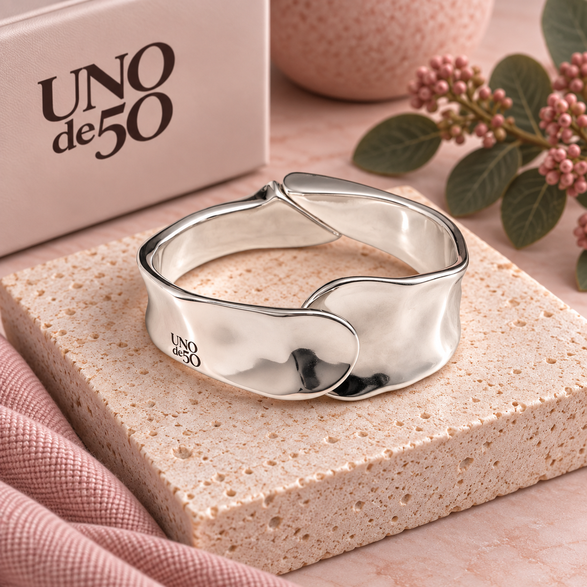 UNOde50 Silver Minimalist Wave Bangle – PUL1806